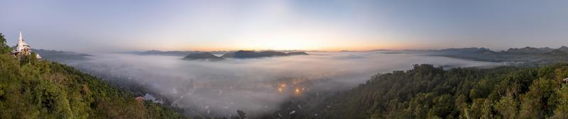 la nebbia copre la città di lamphun, tailandia, vista dal punto di vista di wat phra that pha nam foto