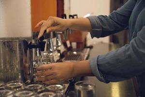 la donna mangia la colazione in un hotel - persone con colazione nel concetto di hotel foto