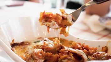 deliziosa ricetta di lasagne - persone con il famoso concetto di cibo italiano foto