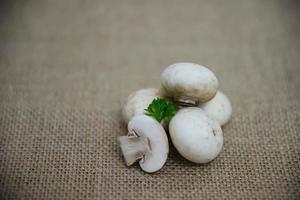 verdura fresca di funghi champignon in cucina - concetto di cottura di verdure a base di funghi freschi foto