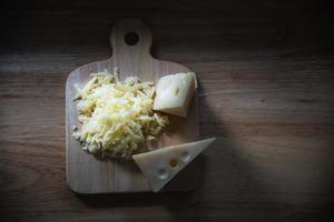 bei formaggi in cucina - concetto di preparazione di alimenti a base di formaggio foto