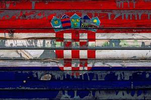 la bandiera nazionale della croazia è dipinta su assi irregolari. simbolo del paese. foto