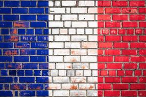 bandiera nazionale della francia su uno sfondo di mattoni grunge. foto