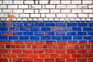 bandiera nazionale della russia su uno sfondo di mattoni grunge. foto
