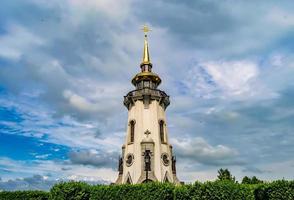 chiesa cristiana croce nell'alta torre del campanile per la preghiera foto