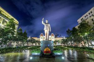 ho chi minh, vietnam - luglio 16,2022 statua di ho chi minh di notte davanti al municipio, saigon, città di ho chi minh, vietnam. foto