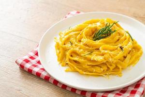 fettuccine con crema di zucca butternut foto