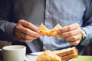 l'uomo d'affari mangia la colazione americana ambientata in un hotel - le persone fanno colazione nel concetto di hotel foto