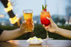 celebrazione delle coppie nel ristorante con birra analcolica e mai tai o mai thai - persone con uno stile di vita felice con il concetto di bibita analcolica foto