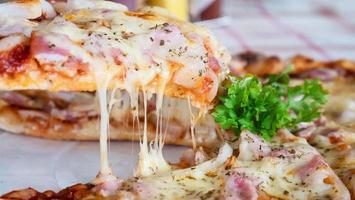 pranzo in famiglia mangiando pizza prosciutto formaggio ricetta - persone con favore concetto di piatto italiano foto