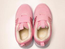 primo piano sparare un paio di scarpe da ragazza rosa foto