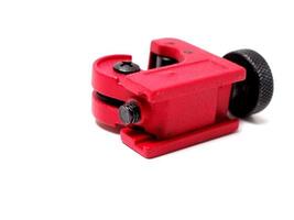 immagine del mini tagliatubi rosso che solitamente viene utilizzato dal tecnico per tagliare tubi di piccole dimensioni. foto