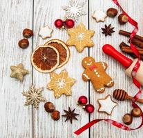 biscotti di natale, mattarello e palline foto