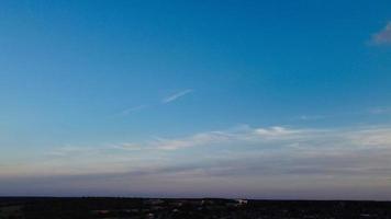 bellissimo tramonto con cielo con nuvole colorate, riprese ad angolo alto del drone sulla città dell'inghilterra, regno unito foto