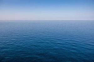 orizzonte blu dell'oceano o dell'acqua di mare foto
