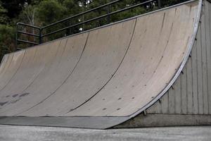 quarter pipe con rampa da skateboard foto