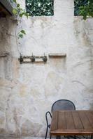 tavolo da esterno muro in pietra foto