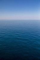 orizzonte blu dell'oceano o dell'acqua di mare foto