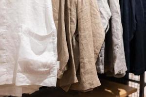 messa a fuoco selettiva, moda, concetto di abbigliamento, vestiti o pantaloni molti colori sono appesi su uno scaffale in un negozio di abbigliamento firmato. un sacco di colori pastello foto