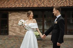 giovane coppia sposa e sposo in un abito corto bianco foto