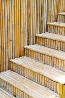 bellissimo gradino per scale in bambù all'aperto foto