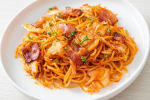 spaghetti saltati in padella con kimchi e pancetta foto