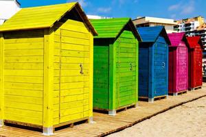 bellissime cabine colorate sulla spiaggia. immagine orizzontale. foto