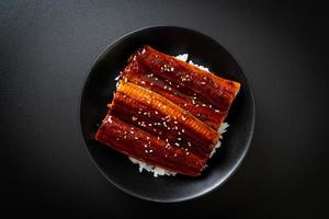 anguilla giapponese alla griglia con ciotola di riso o unagi don foto