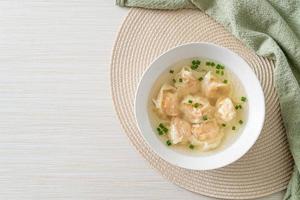 zuppa di gnocchi di gamberi in una ciotola bianca foto