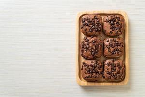 Brownies al cioccolato fondente ricoperti da gocce di cioccolato foto