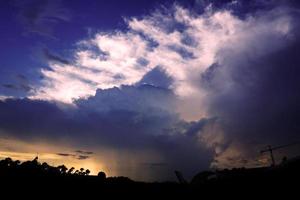 cielo notturno mentre il sole tramonta foto