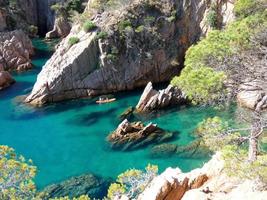 rocce e scogliere con cielo azzurro e mare turchese foto