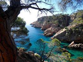 rocce e scogliere con cielo azzurro e mare turchese foto