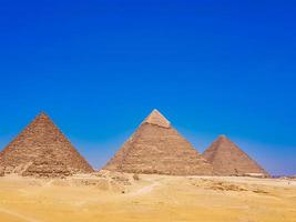 piramidi di Giza, in Egitto, dall'altopiano a sud del complesso foto