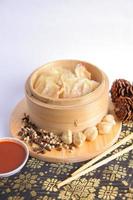 gamberetti dimsum cibo cinese salsa deliziosa e piccante foto