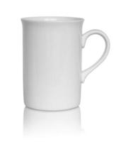 tazza bianca vuota isolata su sfondo bianco foto