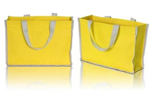 shopping bag giallo su sfondo bianco foto