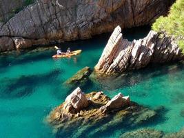 rocce e scogliere con cielo azzurro e mare turchese foto