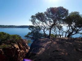 rocce e scogliere con cielo azzurro e mare turchese foto