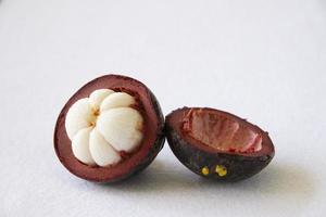 mangostano frutti popolari tailandesi - un frutto tropicale con segmenti di polpa bianchi dolci e succosi all'interno di una spessa buccia bruno-rossastra. foto