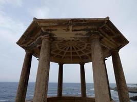 classica rotonda in pietra con sfondo marino situata sulla costa brava catalana, in spagna. foto