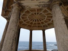 classica rotonda in pietra con sfondo marino situata sulla costa brava catalana, in spagna. foto