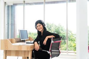 videoconferenza di donne d'affari asiatiche per parlare con i colleghi lavorare da casa in ufficio indossare le cuffie, studentessa che parla in videoconferenza, insegnante di formazione femminile da casa in soggiorno foto