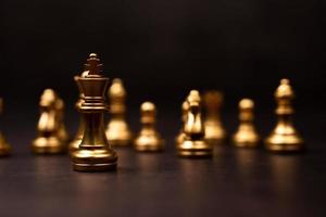 re degli scacchi d'oro in piedi per essere intorno ad altri scacchi, il concetto di un leader deve avere coraggio e sfida nella competizione, leadership e visione aziendale per una vittoria nei giochi d'affari