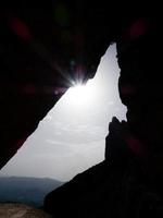 grotta aperta nella montagna di montserrat a nord della città di barcellona. foto