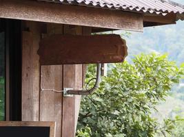 cartello in legno bianco installato sul lato della casa foto