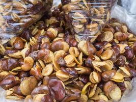 mucchio di vicia faba o croccante arrosto di fave per la vendita nel mercato. foto