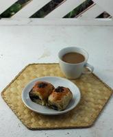 spuntino con palline di cioccolato al latte gustato con un bicchiere di caffè al latte foto