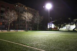 luci notturne del campo da futsal foto