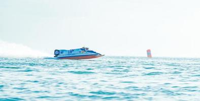 chonburi, Tailandia-26 novembre 2017 barca f1 con bel cielo e mare in barca a motore bangsaen 2017 alla spiaggia di bangsaen in tailandia foto